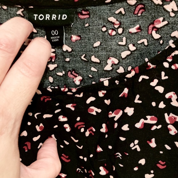 Torrid Black Leopard Heart Challis Twist Front Crop Blouse, Size 00 - Picture 8 of 11